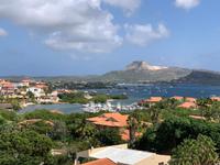 Malerischer Blick über eine Bucht von Curacao