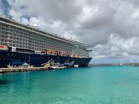 Die Mein Schiff 5 im Hafen von Kralendijk - Bonaire