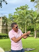 Reiseleiter Alexis zeigt uns Mandeln