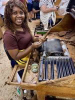 Die Dame beherrscht ihr Handwerk.