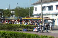 farbenfrohe Chiva-Busse