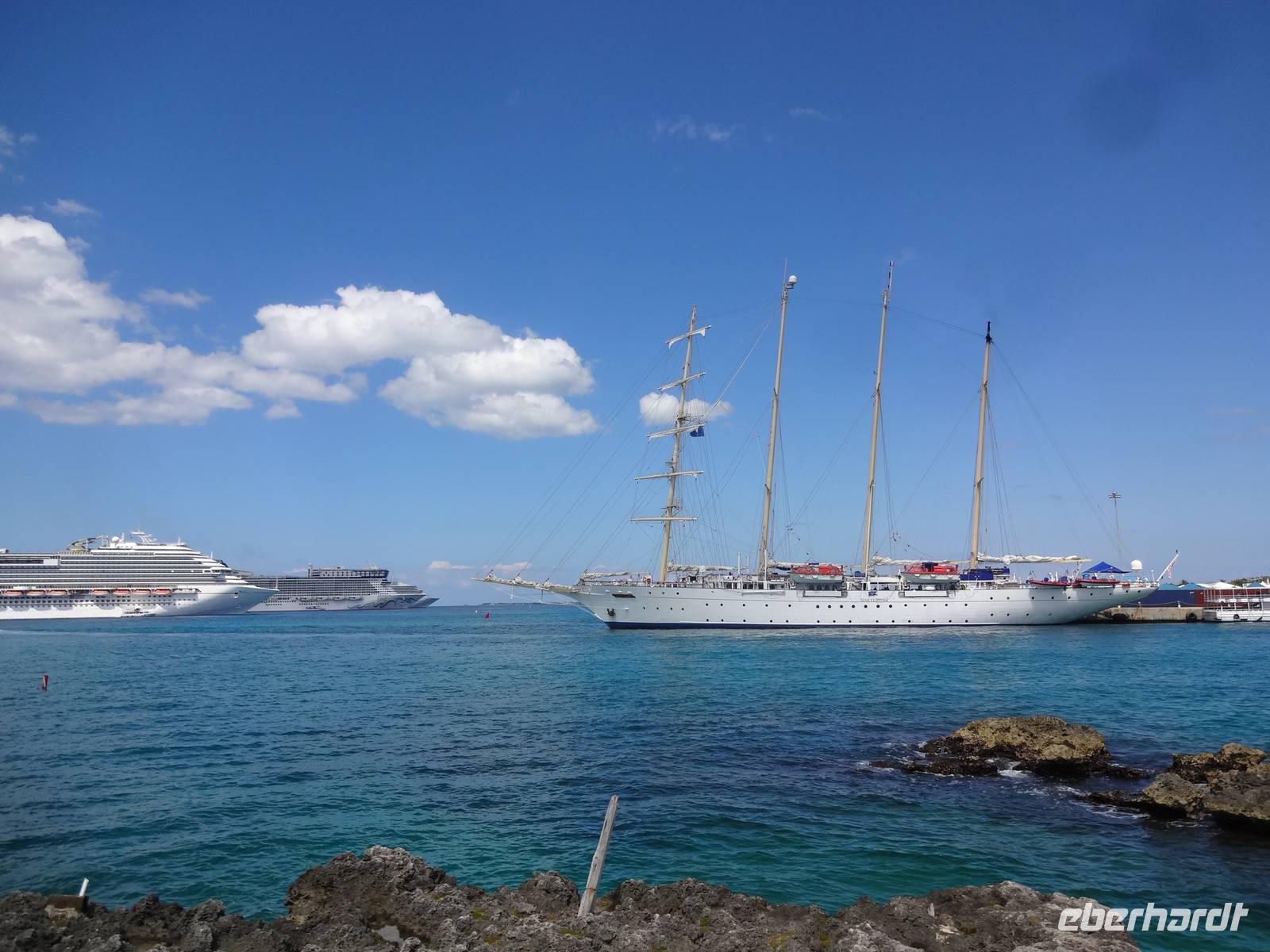 Star Flyer im Hafen von Georgetown, Grand Cayman Island