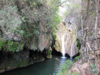 am Wasserfall im Naturpark El Cubano
