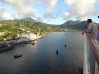 Blick vom Schiff auf Dominica