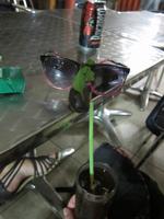 Spaß machen beim Cocktail trinken am Abend