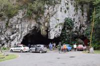 Zugang zu einer Tropfsteinhöhle im Karst