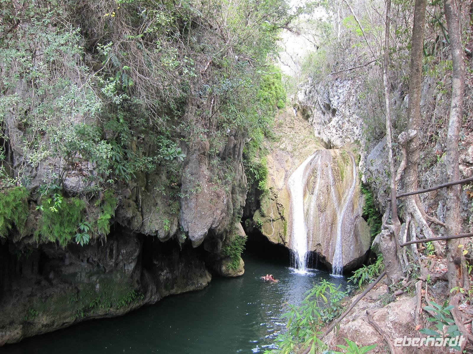 am Wasserfall im Naturpark El Cubano