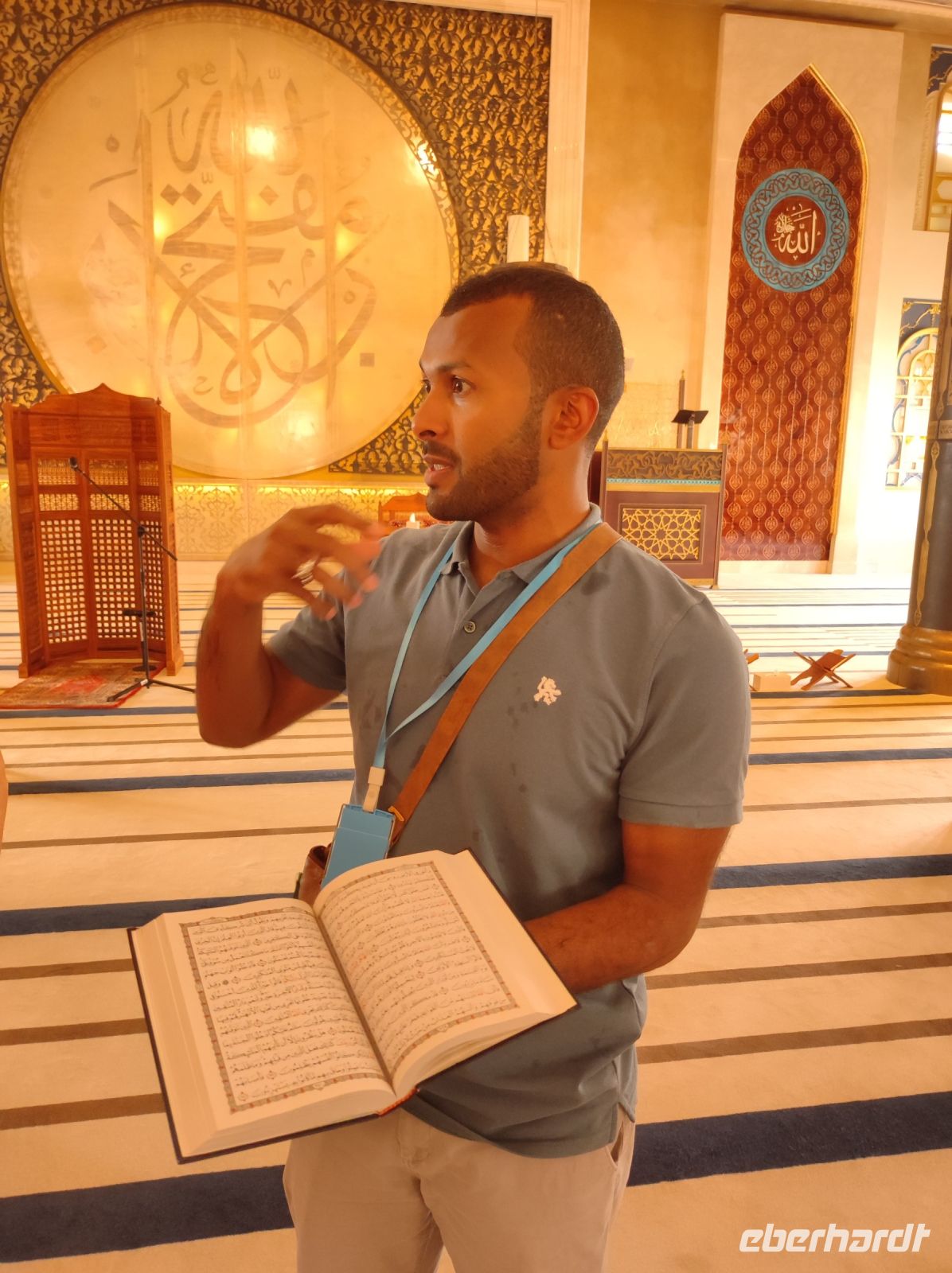 Unser Reiseleiter Osman in der Blauen Moschee im Katara Cultural Village in Doha, Katar