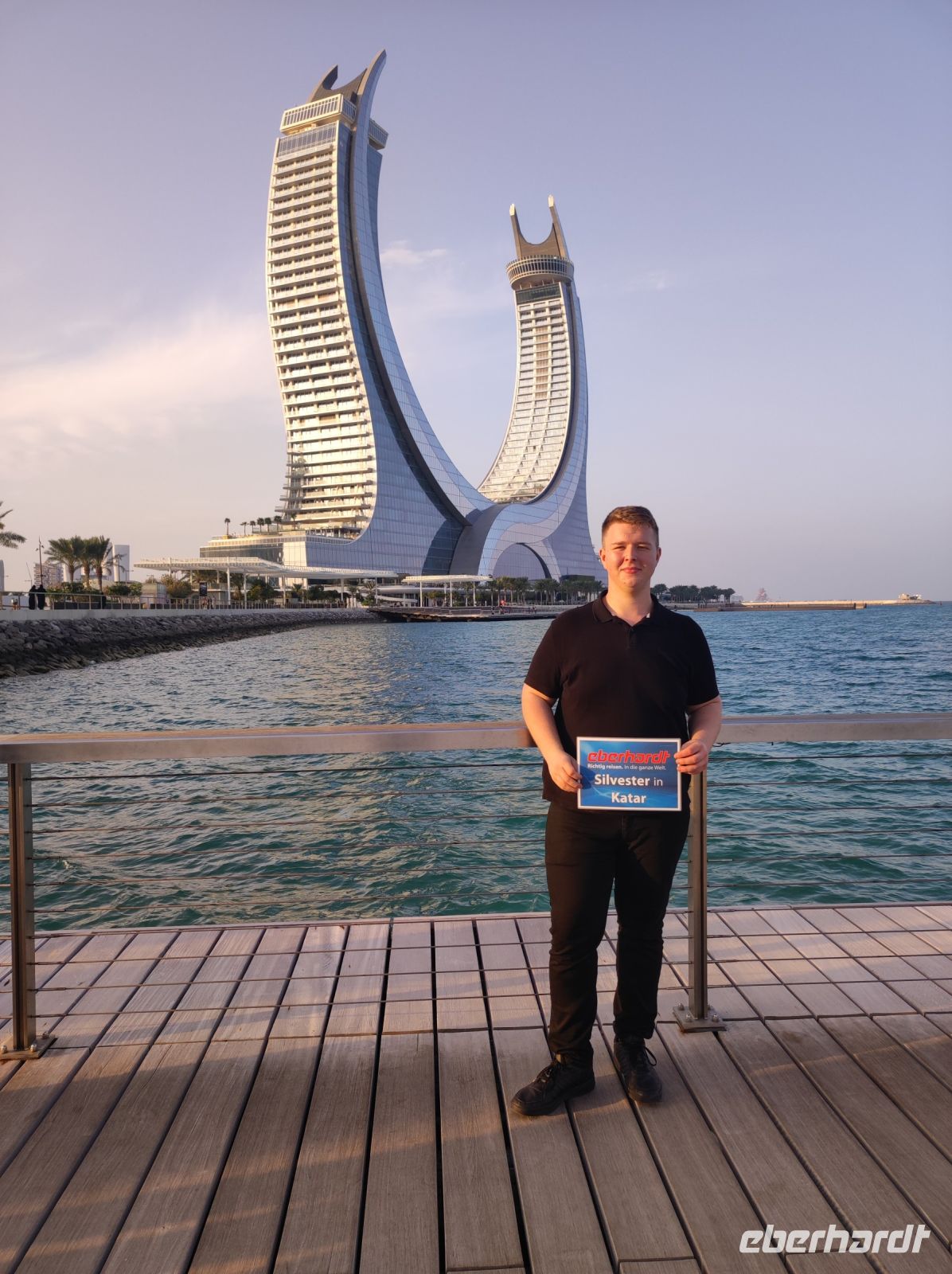 Reisebegleitung Sten Bernhardt vor den Katara Towers in Doha, Katar