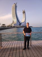 Reisebegleitung Sten Bernhardt vor den Katara Towers in Doha, Katar