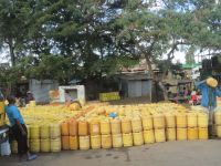 0536 Fahrt zum Amboseli Nationalpark - Impressionen von unterwegs - hier wird Wasser abgefüllt und verkauft