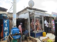 0960 Fahrt vom Tsavo-West zum Tsavo-Ost Nationalpark - Kurzer Stopp in Voi