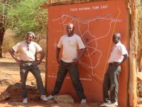 1155 Tsavo-Ost Nationalpark - Unser Guides Nick, Jackson und Armstrong