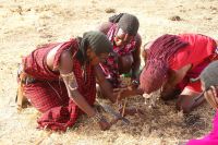 271  Feuer machen im Masai Dorf