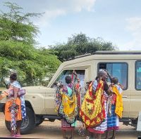 93 Geschäftstüchtige Masai Frauen 