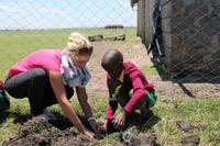 Baum pflanzen an der Schule