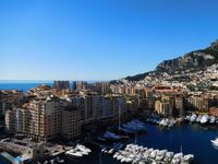 Monaco unter blauem Himmel