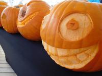 Traditionell geschnitzte Kürbisse an Halloween