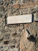 Ein Hinweisschild zum Bordell