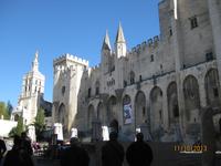 Vor der Kathedrale von Avignon