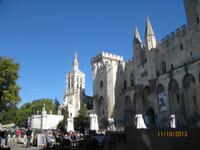 Vor der Kathedrale von Avignon