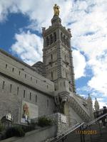Stolz ragt die Kathedrale von Marseille in den Himmel