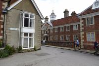 vor dar Kathedrale in Salisbury