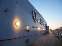 Queen Mary 2 bei Nacht