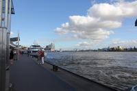Blick von den Landungsbrücken auf die Elbe