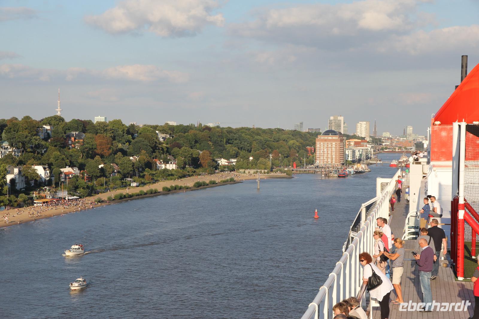 Ausfahrt mit der Queen Mary 2 Richtung Elbemündung