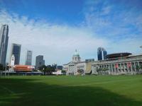 Esplanade Park Singapur mit Blick auf Surpreme Court und Nationalgalerie Singapur