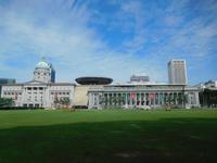 Esplanade Park Singapur mit Blick auf Surpreme Court und Nationalgalerie Singapur