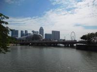 Singapur River mit Blick auf Theater & Riesenrad