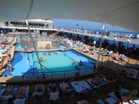 Sonnenbaden an Deck der Mein Schiff 1