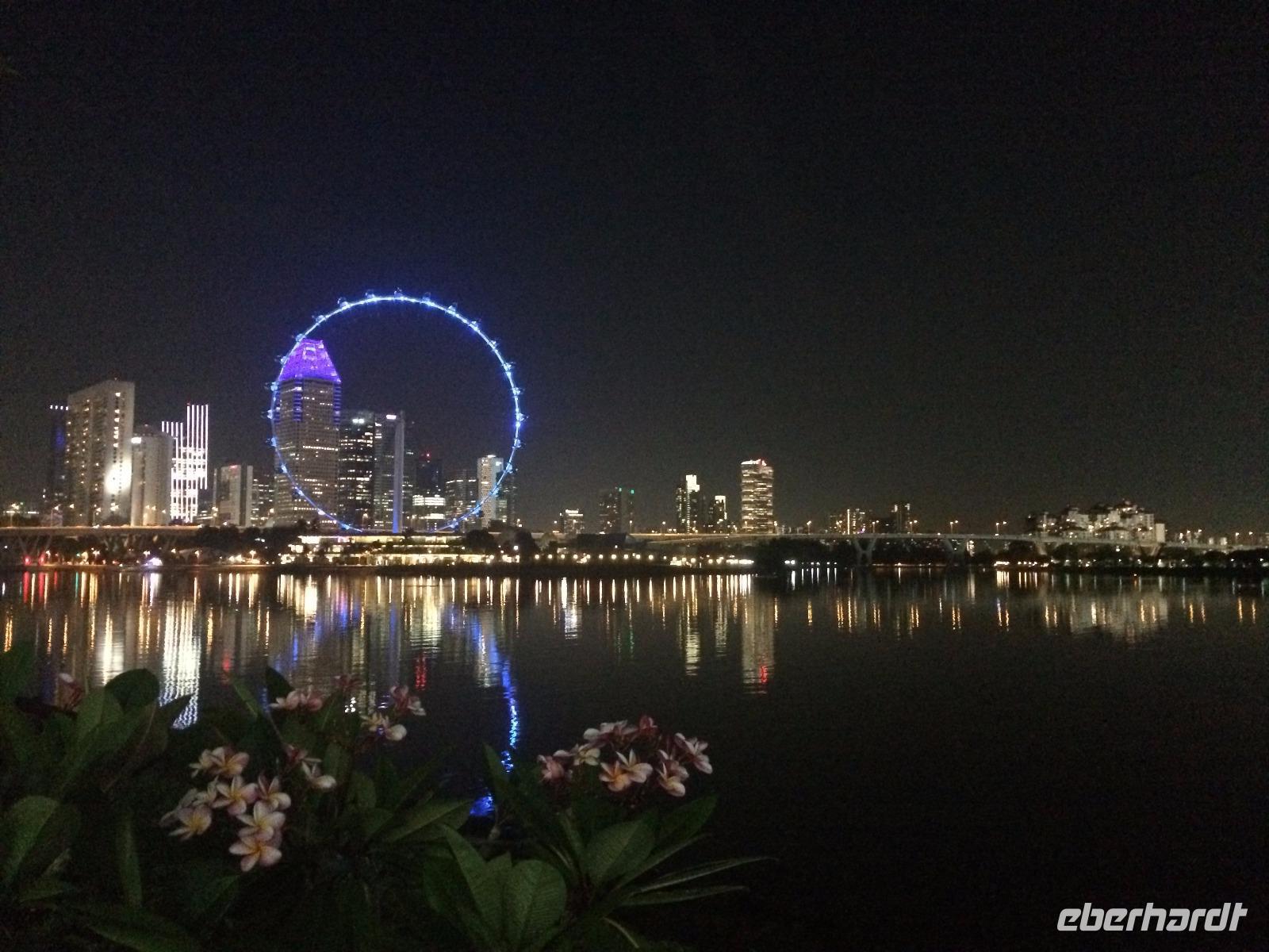 Singapur River mit Blick auf Theater & Riesenrad