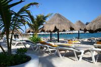 Strand am Hafen von Mahahual Mexiko