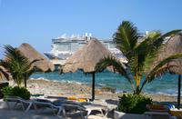 Strand am Hafen von Mahahual Mexiko