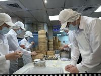 Dumpling Essen im Taipeh 101 - Showcooking &ndash; &copy; Sabine Letzybyll (Eberhardt TRAVEL)
