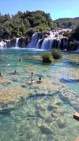 Schwimmende Menschen vor den Krka-Wasserfällen
