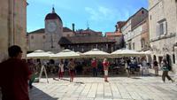 Hauptplatz neben der Kathedrale des heiligen Laurentius in Trogir 