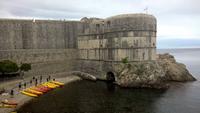 Blick vom Pile-Platz in Dubrovnik auf die Stadtmauer und das Meer
