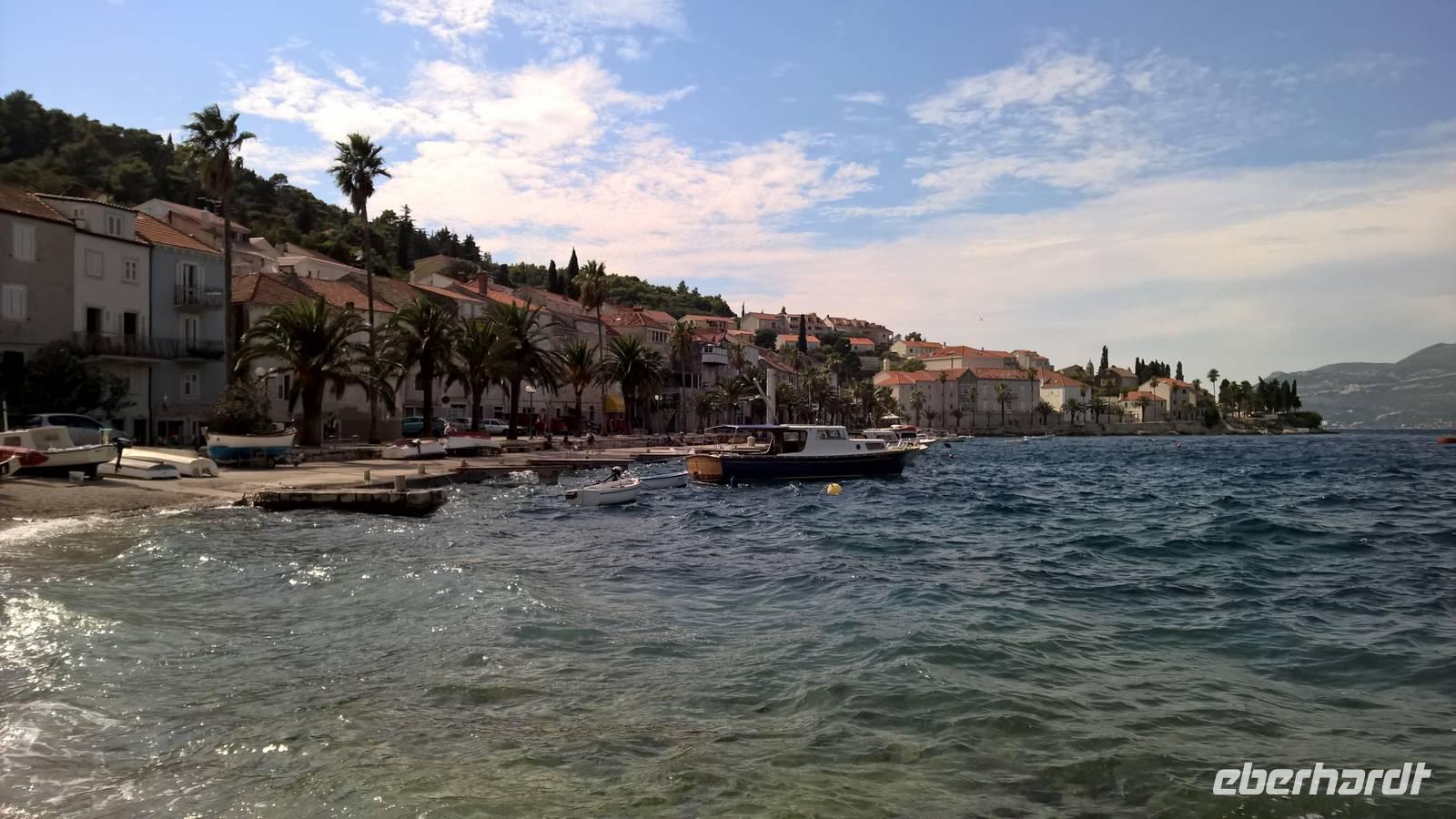 Strand und kleiner Hafen von Korcula