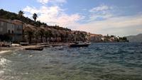 Strand und kleiner Hafen von Korcula