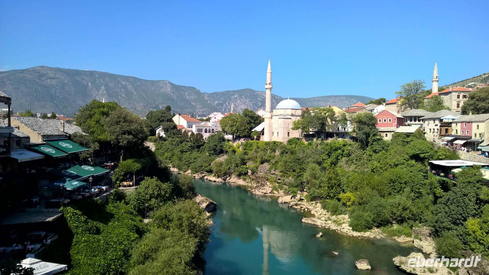Blick von der bekannten alten Brücke in Mostar auf den Fluss Neretva