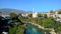 Blick von der bekannten alten Brücke in Mostar auf den Fluss Neretva