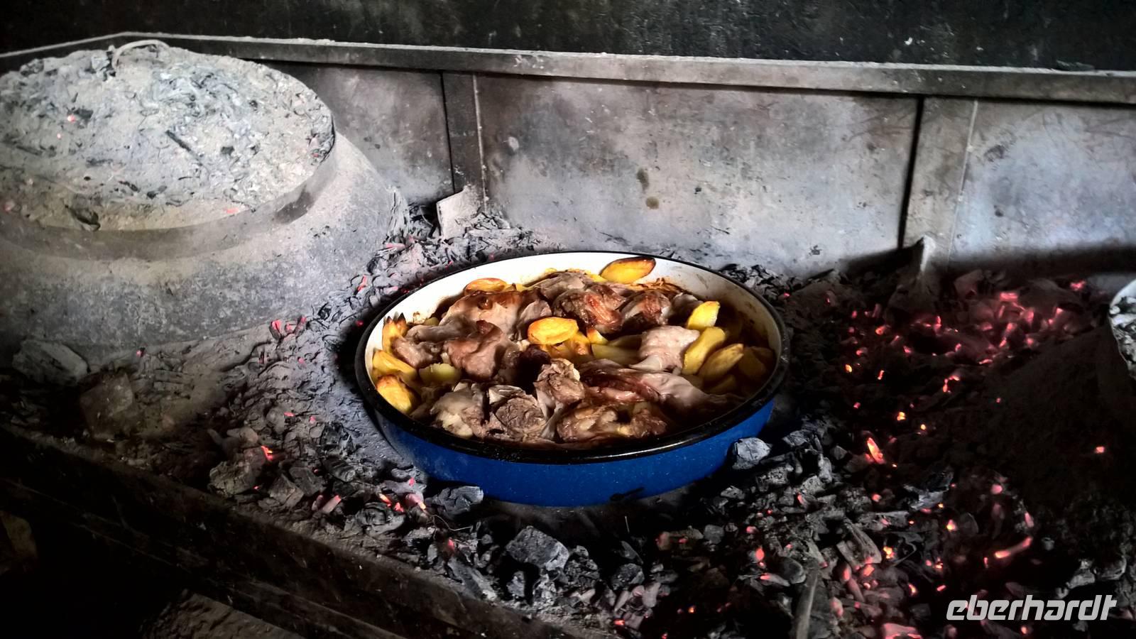 Zubereitung von Kartoffeln und Fleisch auf traditionelle Art