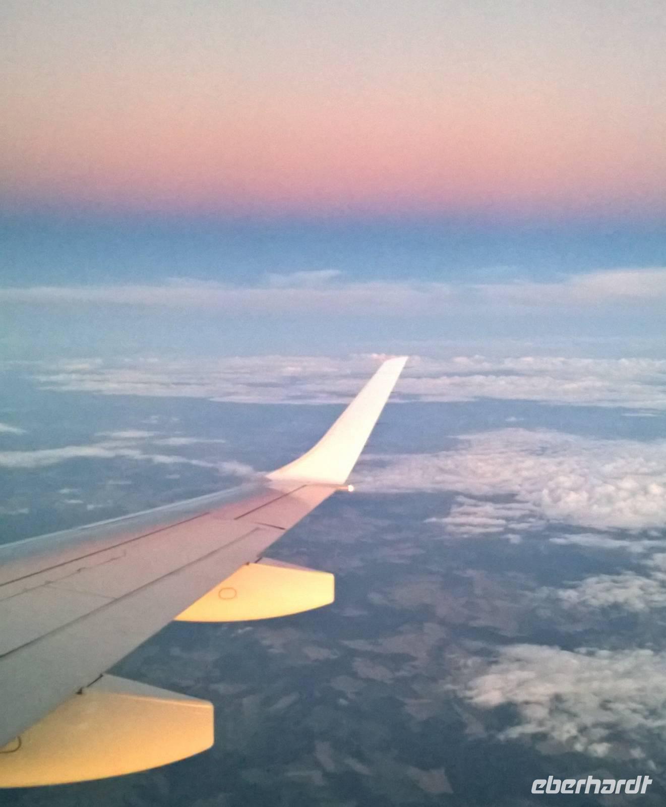 Letzte Etappe der Heimreise- ein Flug in den Sonnenuntergang