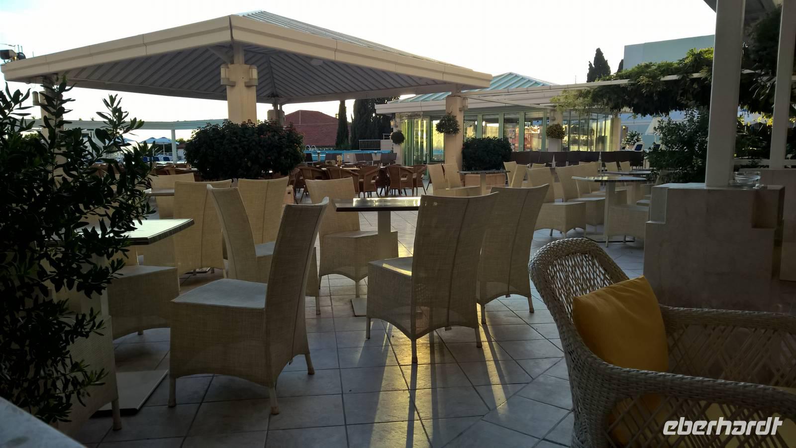 Die gemütliche Terasse mit Bar am Poolbereich des Hotels