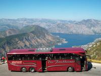 Unser Reisebus über der Kotorbucht