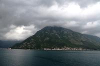 231 Montenegro, Bucht von Kotor mit Inseln Maria vom Felsen und Sveti Dorte sowie Perast
